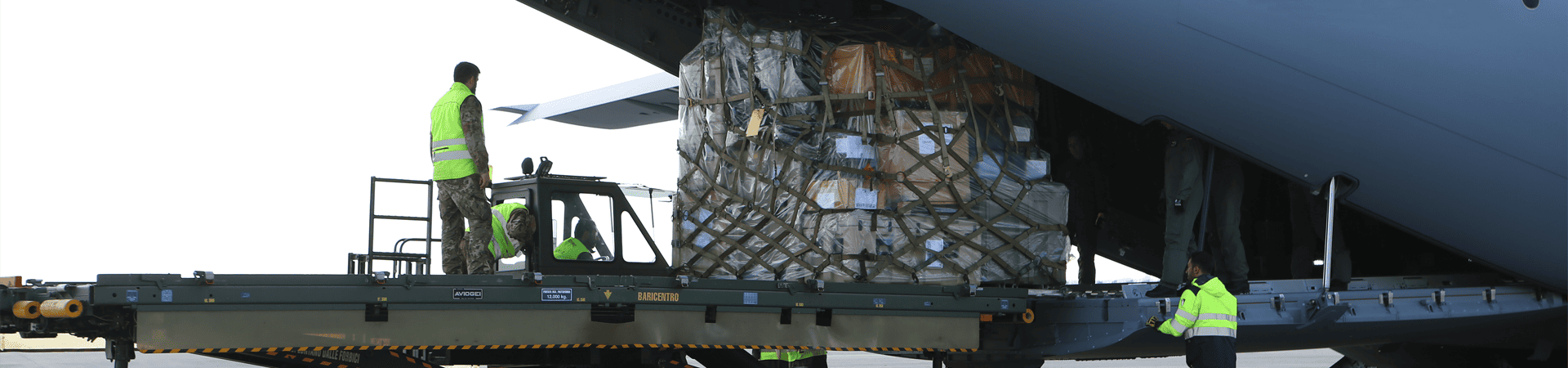 Loading a400m with pallet optimized and secured by clos